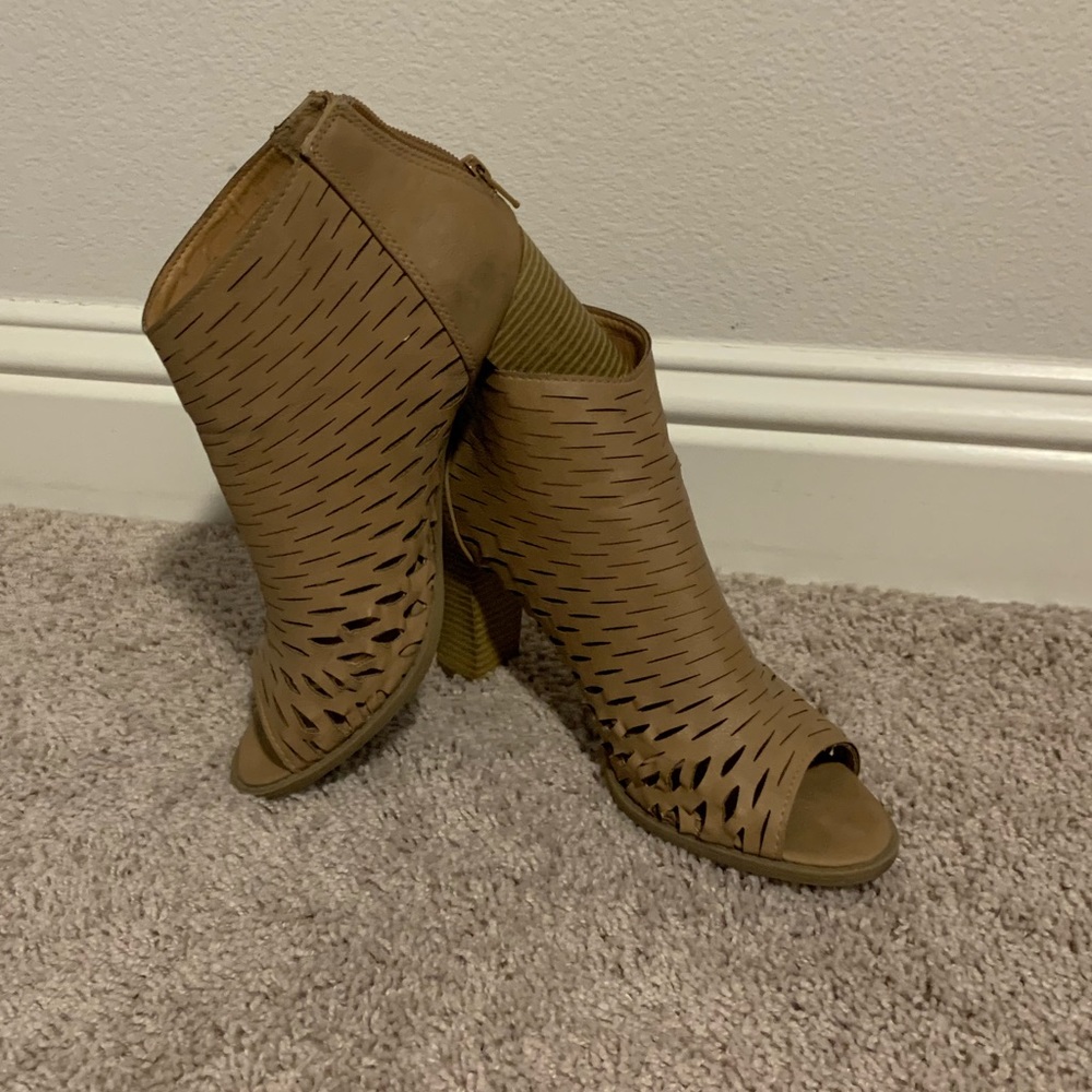 REPORT open toe shootie size 9